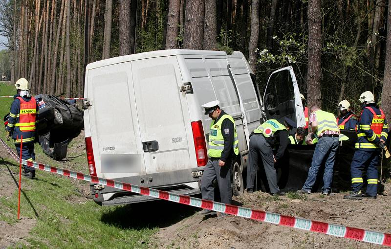 Při tragické dopravní nehodě na silnici I/11 mezi Petrovicemi a Třebechovicemi pod Orebem zahynul jeden člověk.