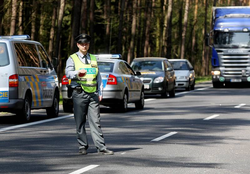 Při tragické dopravní nehodě na silnici I/11 mezi Petrovicemi a Třebechovicemi pod Orebem zahynul jeden člověk.