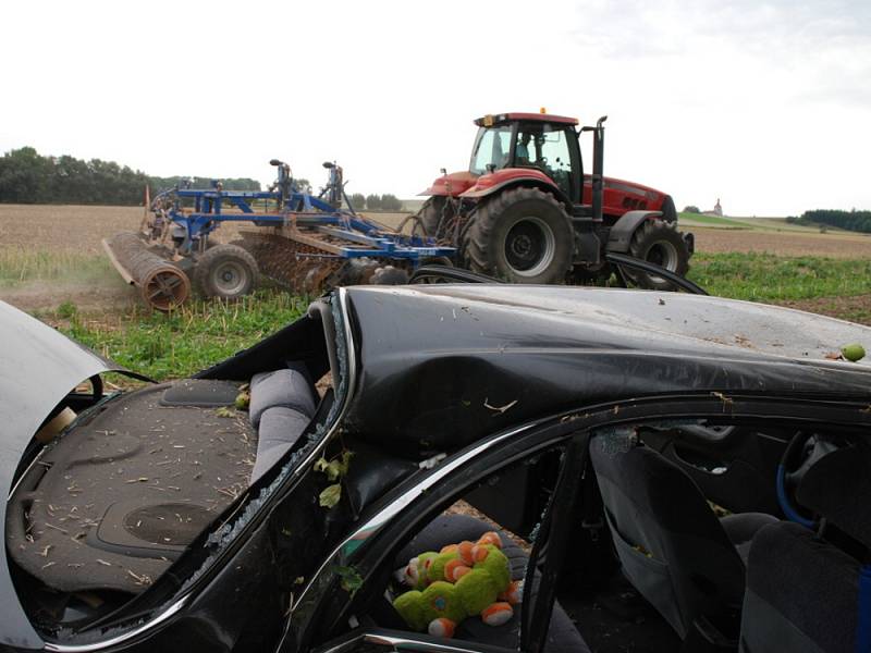 Auto řidič převrátil na střechu