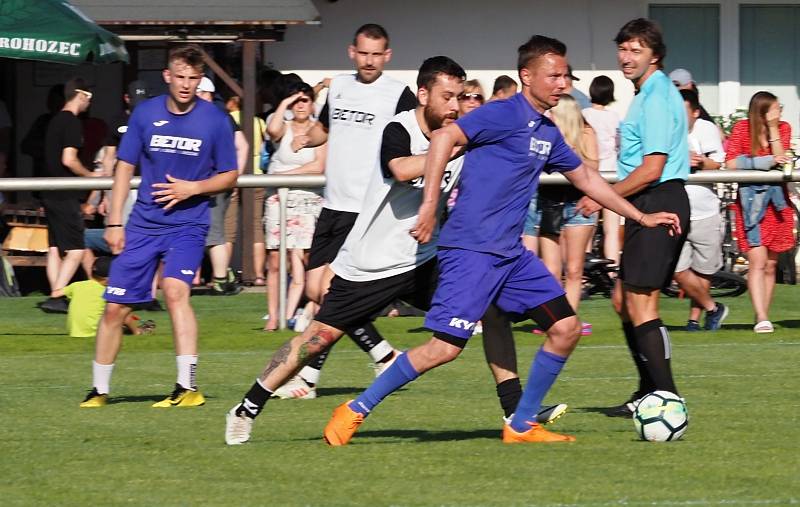 Charitativní exhibiční utkání ve fotbale: FC Nový Hradec Králové - Mountfield HK.