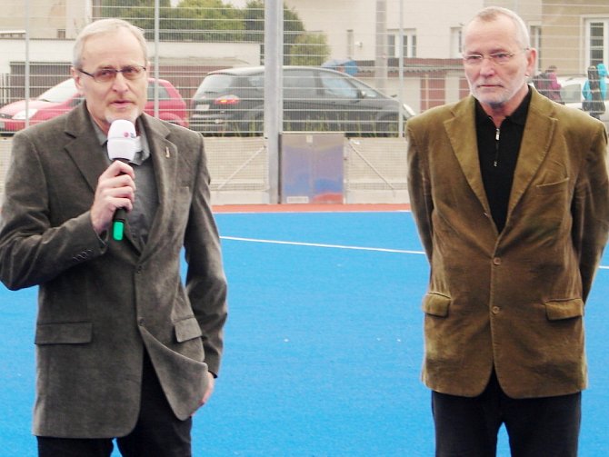 Zleva Milan Nejedlý (předseda oddílu pozemního hokeje TJ Slavia Hradec Králové) a Zdeněk Fink (primátor města Hradec Králové).