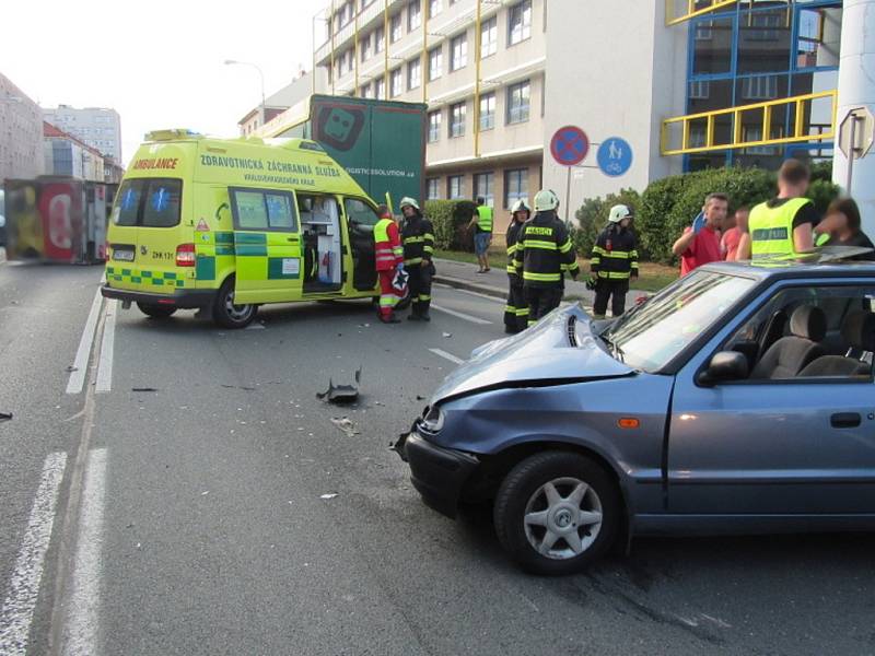 Dopravní nehoda osobního vozidla a dvou nákladních automobilů v hradecké ulici Bohuslava Martinů.