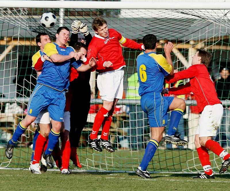 Fotbal, krajský přebor: Nový Hradec - Česká Skalice (21. března 2009).