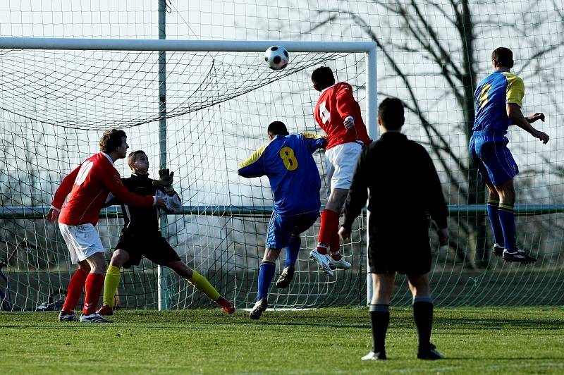 Fotbal, krajský přebor: Nový Hradec - Česká Skalice (21. března 2009).