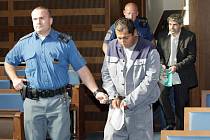 Až patnáctiletý pobyt ve vězení, případně i doživotní trest hrozí Jiřímu Sivákovi, Radimu Frimlovi a Františku Mikovi, kteří byli 11. října u soudu obžalováni z pokusu kuplířství a vraždy.