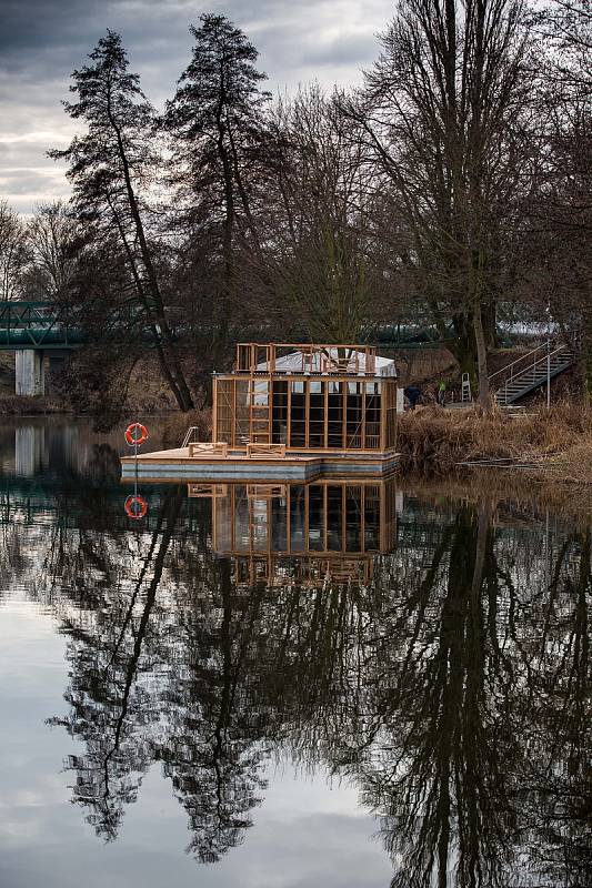 Sauna lautta na plovárně v Hradci Králové.