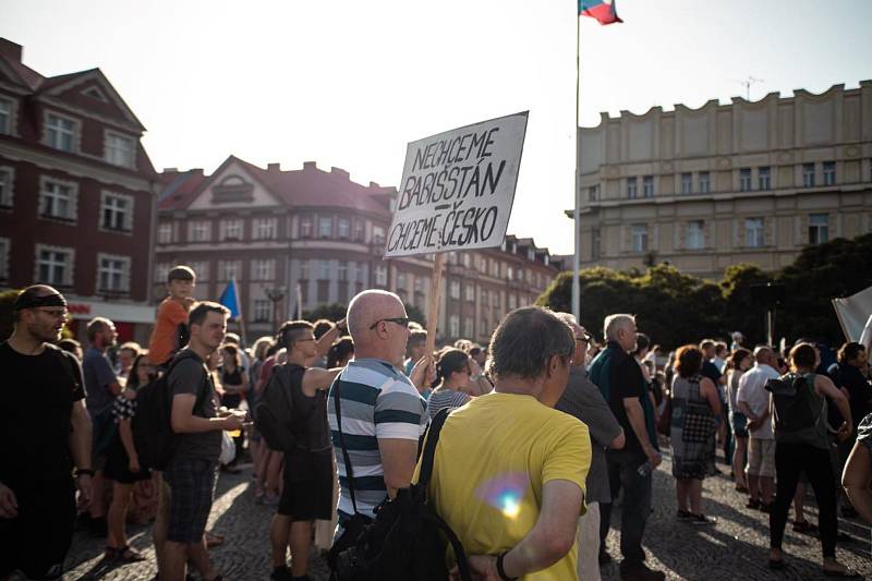 Na Masarykově náměstí v Hradci Králové se v úterý podle organizátorů sešlo více než tisíc lidí.