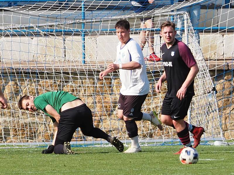 Nový Bydžov B (v bílém) versus Prasek 2:2.