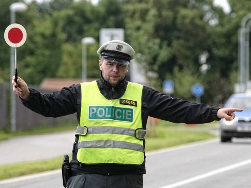 Policejní dopravní kontrola. Ilustrační fotografie.