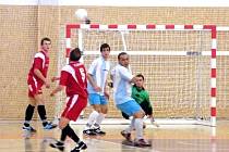 Futsalisté Hradce Králové (světlý dres) v akci.