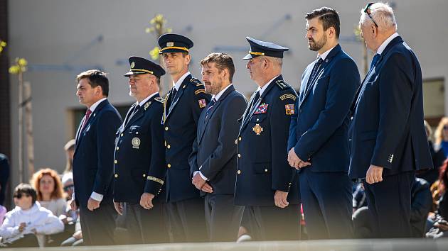 Devatenáct hasičů z Královéhradeckého kraje převzalo od ředitele HZS KHK a hejtmana Martina Červíčka ocenění za zásluhy a věrnost.