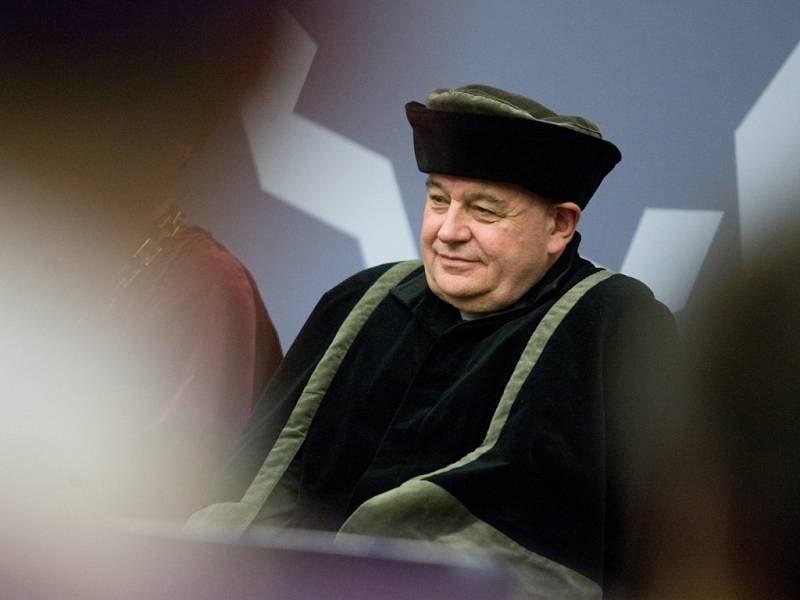 Kardinál Dominik Duka oceněn na půdě Univerzity Hradec Králové.