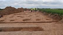 Bronzové šperky, nebo základy domů z doby kamenné našli archeologové na budoucí trase obchvatu Jaroměře.