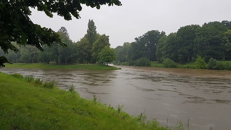 Silný déšť trápí i Hradec. V Salónu republiky hrozí povodně. Foto: Martin Doležal