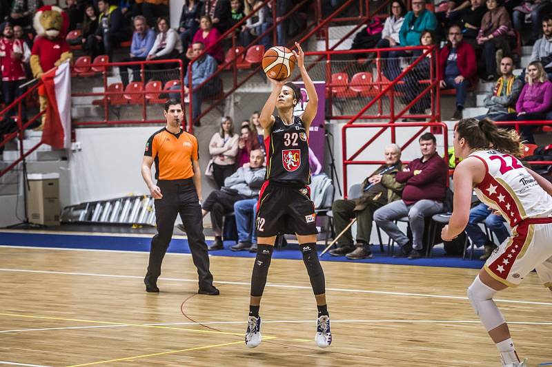 Stříbro hradeckých basketbalistek. Lvice prvenství neobhájily.