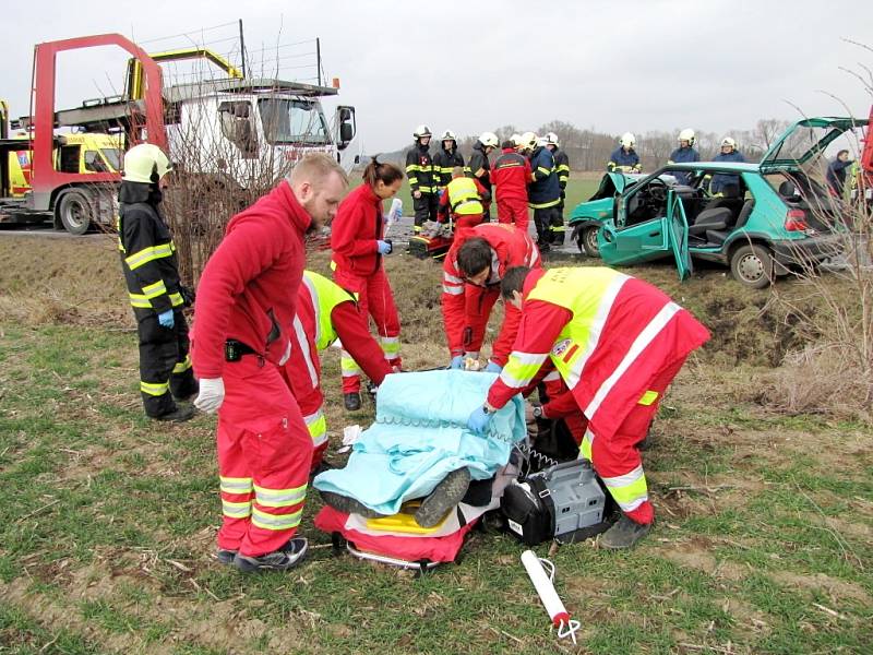 Střet Škody Felicie s kamionu mezi Blešnem a Nepasicemi.