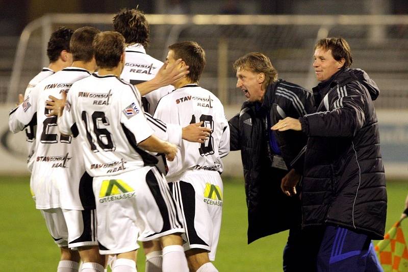 Fotbalisté FC Hradec Králové (v černobílém) hostili v neděli Bohemians 1905.