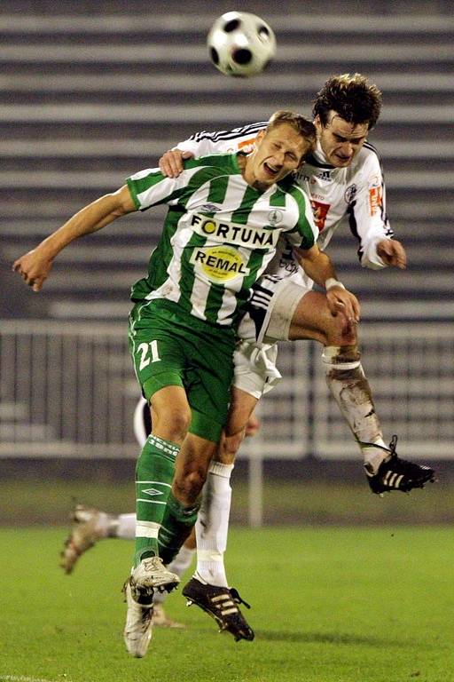 Fotbalisté FC Hradec Králové (v černobílém) hostili v neděli Bohemians 1905.