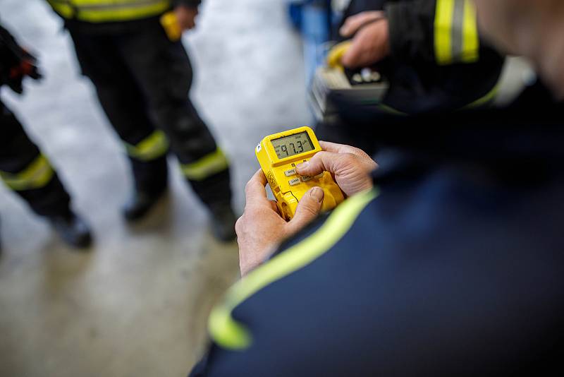 Jak postupovat v případě radiační havárie, trénovali hasiči v Hradci Králové.