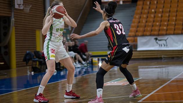 18. kolo Chance ŽBL: KP Brno (v bílém) - Sokol Hradec Králové 85:73