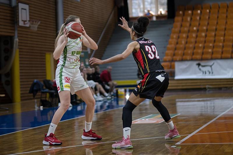 18. kolo Chance ŽBL: KP Brno (v bílém) - Sokol Hradec Králové 85:73