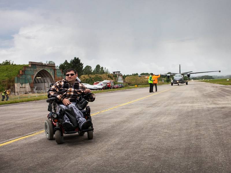 Akce Open Skies for Handicapped na královéhradeckém letišti.