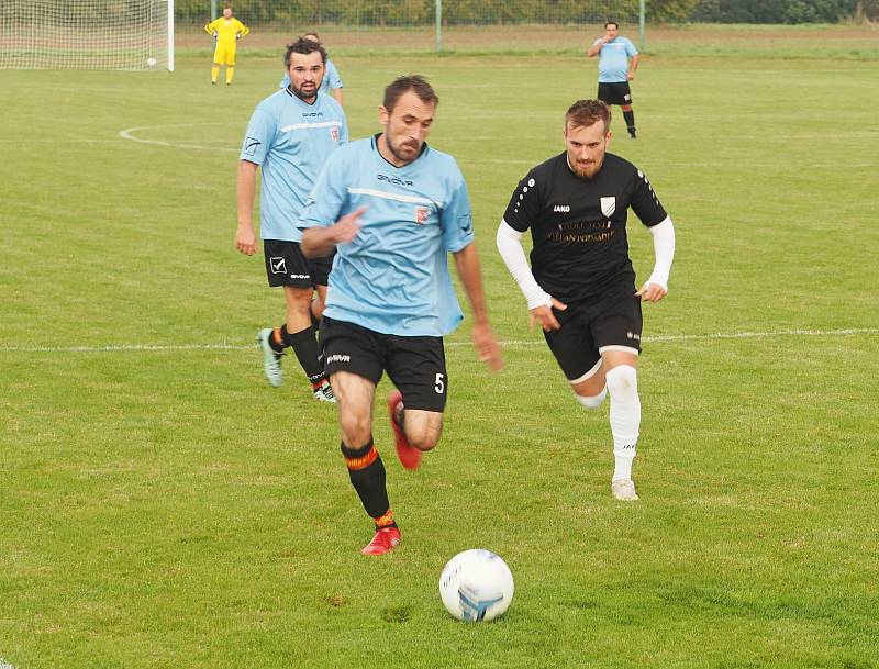 Doposud stoprocentní Probluz (v černém) na domácím trávníku porazila v duelu III. třídy Neděliště 4:2.