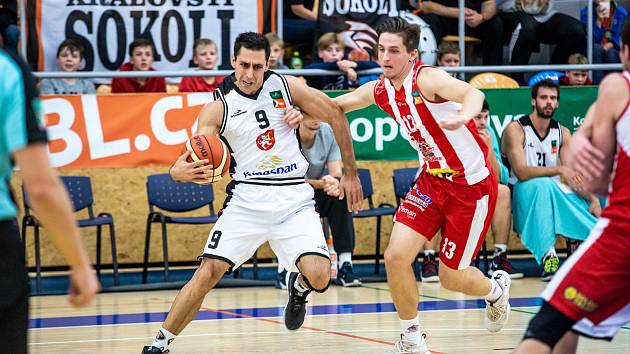 Basketbalová Kooperativa NBL: Kingspan Královští sokoli Hradec Králové - BK JIP Pardubice.