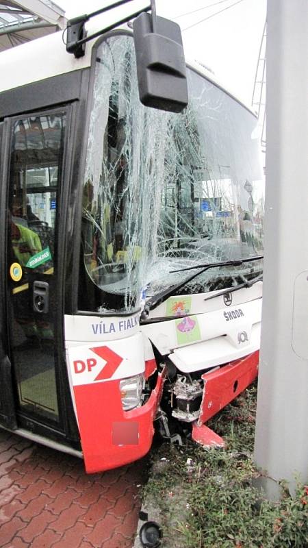 Havárie trolejbusu MHD na královéhradeckém Terminálu hromadné dopravy.