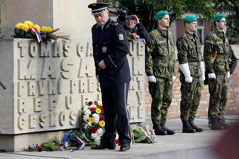 Pokládání věnců u příležitosti výročí založení republiky na Masarykově náměstí, 28.října 2010.