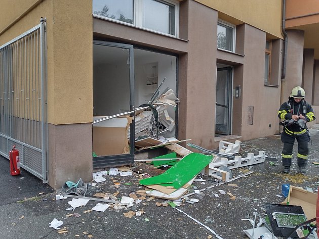 Exploze v centru Hradce Králové poničila přízemí domu. Dva lidé jsou zranění