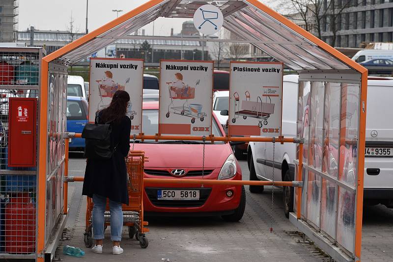 Sehnat košík před hobbymarketem OBI nebylo úplně jednoduché.