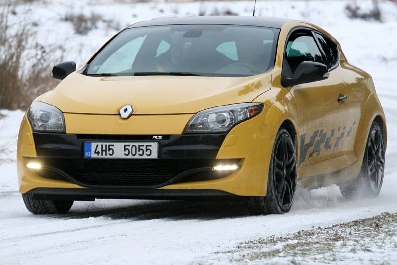 Zimní jízda automobilů na okruhu CzechRing na letišti v Hradci Králové.