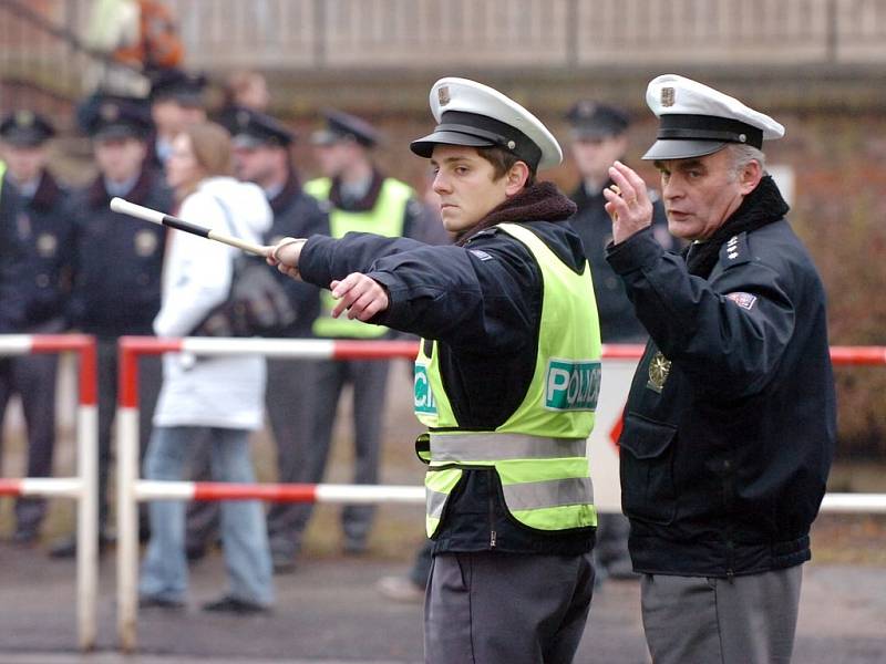 Začínající policisté v rámci odborné praxe trénovali v hradecké Pospíšilově třídě řízení provozu na křižovatce.