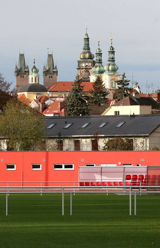 Zrekonstruovaný sportovní areál oddílu Slavia Hradec Králové.