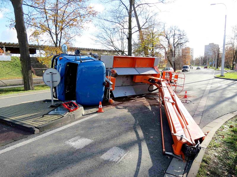 Převrácení vozidla s vysokozdvižnou plošinou v Malšovické ulici v Hradci Králové.