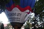 Nouzové přistání horkovzdušného balonu v centru Hradce Králové.