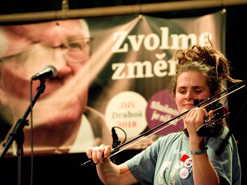 Koncert na podporu Jiřího Drahoše v hradeckém Adalbertinu. Na pódiu se vystřídaly osobnosti z řad umělců, politiků a akademiků.