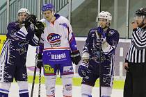 Hokejisty Moravské Třebové (v bílém) a Trutnova ve středu nepustila do hry nařízená pětidenní karanténa jejich soupeřů.