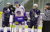 Hokejisty Moravské Třebové (v bílém) a Trutnova ve středu nepustila do hry nařízená pětidenní karanténa jejich soupeřů.