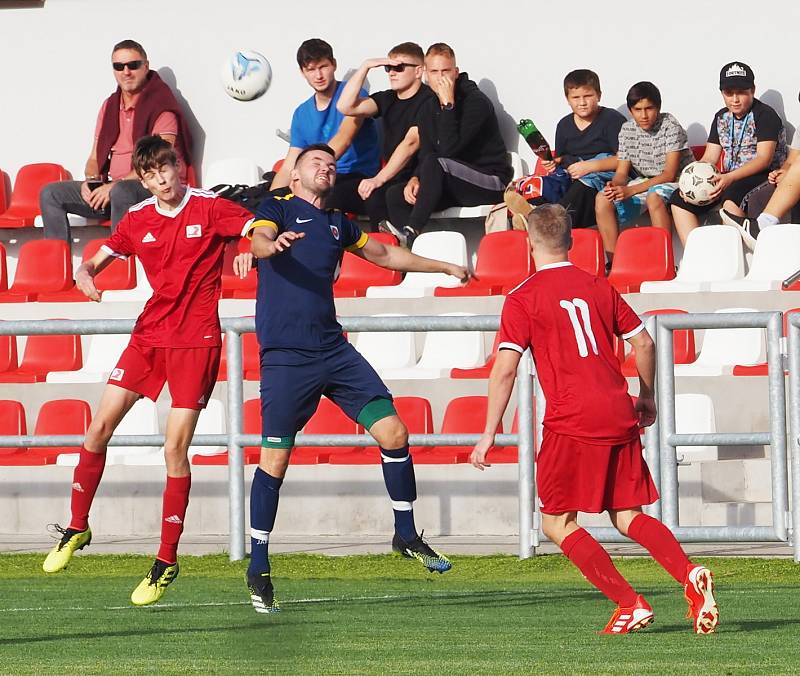 OKRESNÍ PŘEBOR Nechanice (v modrém) – Dohalice 3:1.