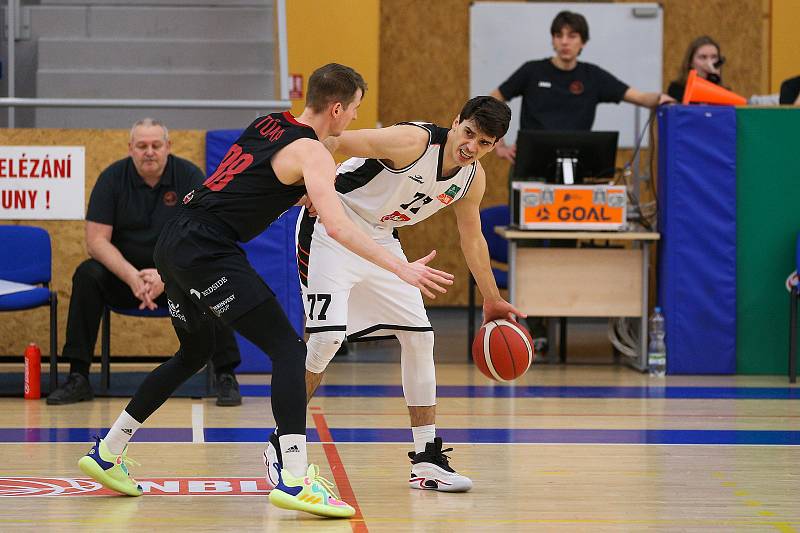 Čtvrtfinále Českého poháru: Hradec Králové (v bílém) - Nymburk 75:80.