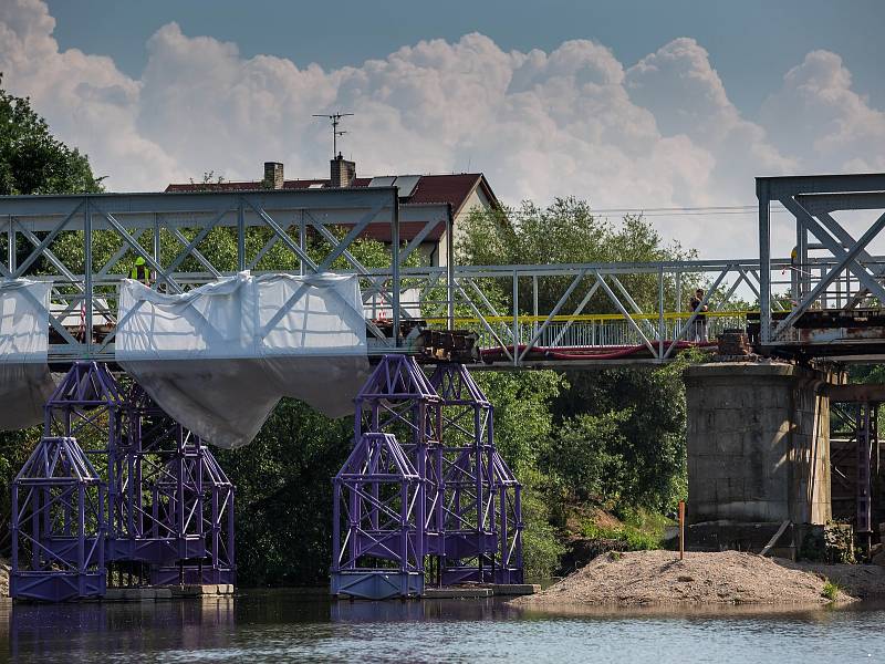 Stavbaři začali v Hradci rozebírat železný příhradový most přes řeku Orlici ve čtvrti Svinary. Most plukovníka Šrámka nahradí nová konstrukce. Polovina původního mostu z roku 1907 zůstane zachována jako doklad mostního stavitelství počátku 20. století.