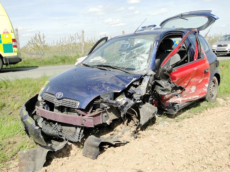 Dopravní nehoda dvou osobních automobilů na silnici mezi obcemi Libčany a Těchlovice.