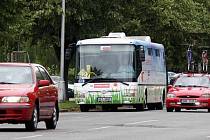 Elektrobus bez emisí vozí v ulicích cestující na zkoušku