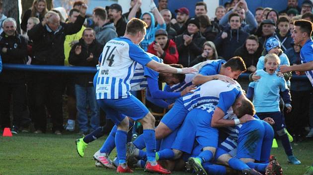 Fotbalisté třetiligového Chlumce vyřadili v poháru dva prvoligové týmy a třetího, supersilnou Plzeň, zle potrápili. Padli s ní až po prodloužení.