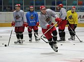 Trénink hradeckých hokejistů na ledě velké haly zimního stadionu.