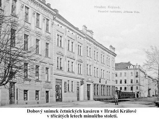 Dobový snímek četnických kasáren v Hradci Králové v třicátých letech minulého století.