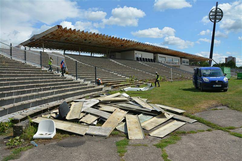 Na stadionu už začaly bourací práce. Po sedačkách nyní mizí celý betonový oblouk severní tribuny. Ikonická lízátka by měly jít k zemi v polovině září.