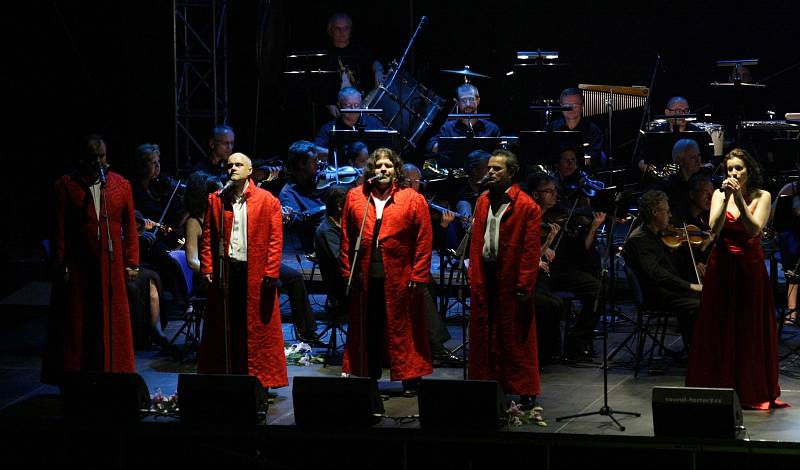 Vystoupení Queen Symphonic na Všesportovním stadionu v Hradci Králové.